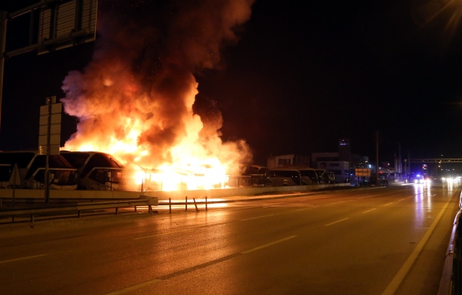 Bursa'da alev alan 6 yolcu otobüsü küle döndü
