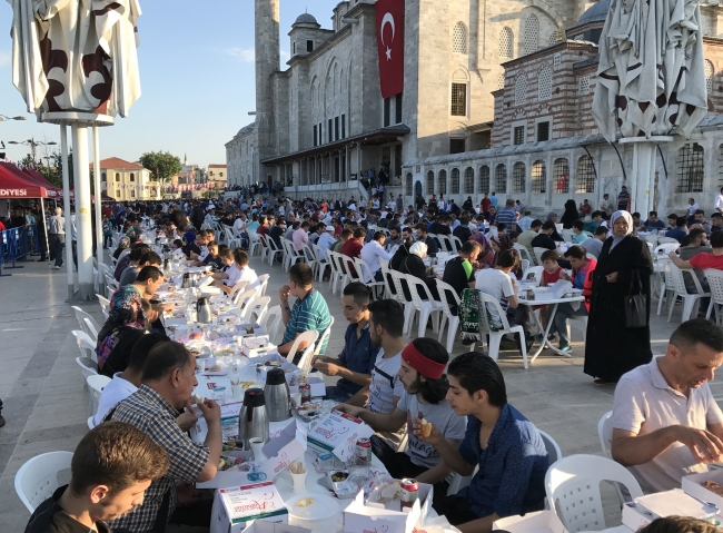 Fatih'deki camilerde bayram kahvaltısı