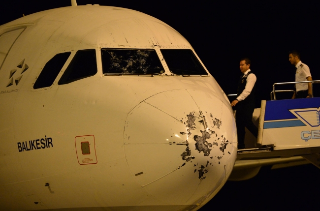 Kokpit camı çatlayan uçak acil iniş yaptı