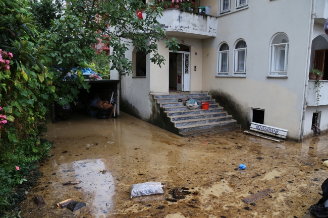 Şiddetli yağış Rize'de hayatı felç etti