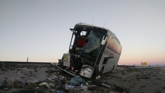 Konya'da yolcu otobüsü ile tır çarpıştı