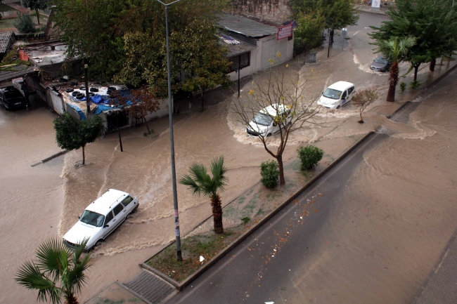 Mersin'de şiddetli yağış ve dolu hayatı felç etti