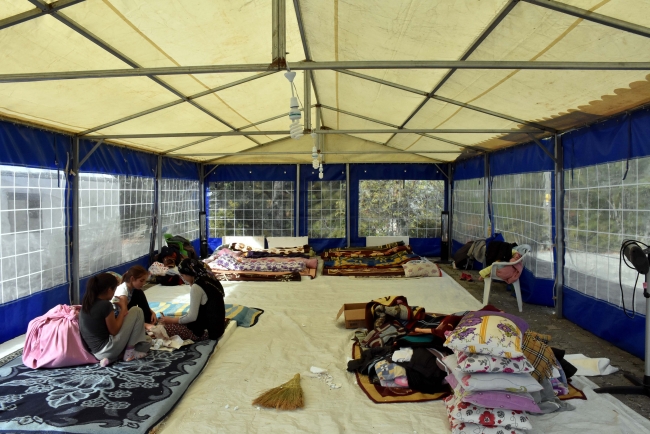 Muğla'da depremden etkilenen köyde çadır kuruldu