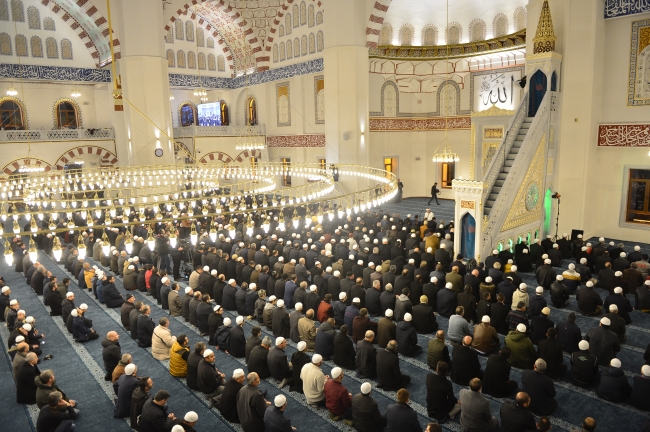 Kayseri'de 10 bin kişilik Fevzi Mercan Camisi ibadete açıldı