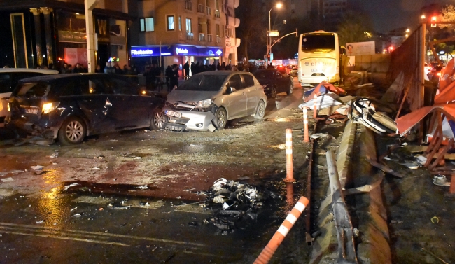 İstanbul'da kontrolden çıkan yolcu otobüsü karşı şeride geçti
