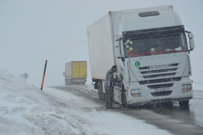 Tendürek Geçidi'nde kar yağışı ulaşımı olumsuz etkiledi