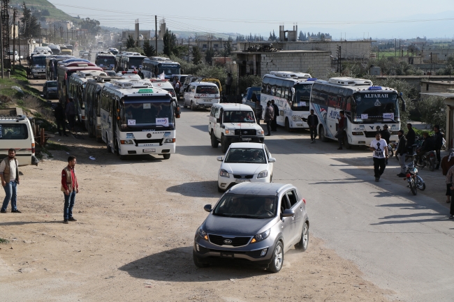 1055 sivil Esed'in ablukasındaki El Kadem'den İdlib'e gönderildi