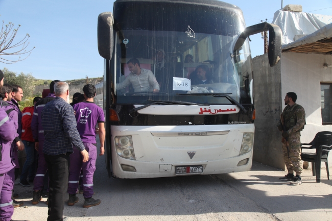 1055 sivil Esed'in ablukasındaki El Kadem'den İdlib'e gönderildi