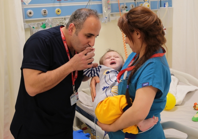 9 aylık Suriyeli bebek, Türkiye'de yaşama tutundu