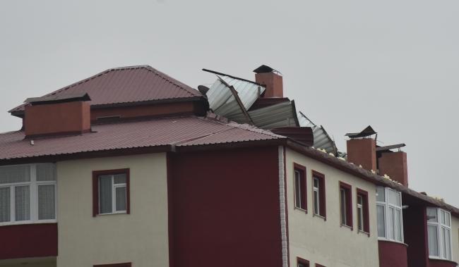 Doğu Anadolu'da şiddetli rüzgar çatıları uçurdu