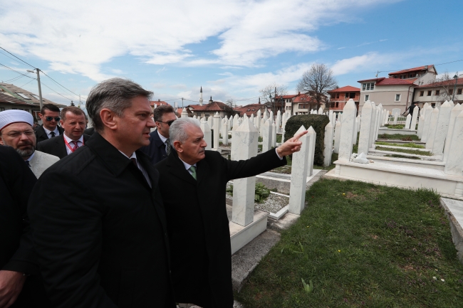 Başbakan Yıldırım, Aliya İzzetbegoviç'in kabrini ziyaret etti