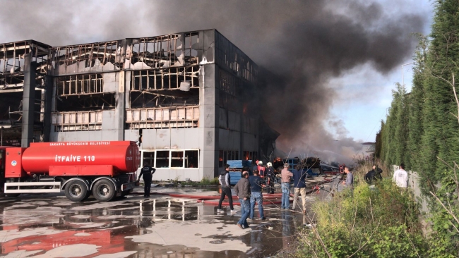 Sakarya'da mobilya fabrikasında yangın