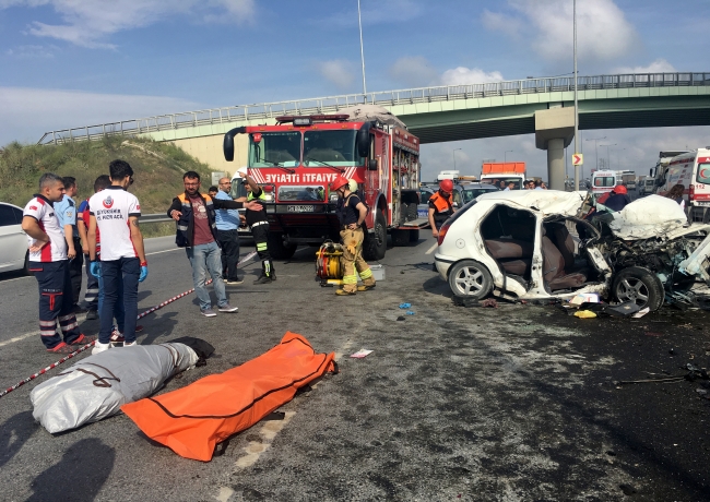 İstanbul Arnavutköy'de otomobil temizlik aracına çarptı: 3 ölü