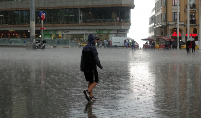 Kuvvetli yağış İstanbul'u etkisi altına aldı