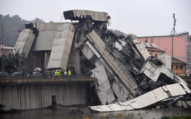 İtalya'da otoyol köprüsü çöktü