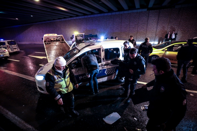 İstanbul'da taksi kovalayan polis aracı devrildi: 2 polis yaralı