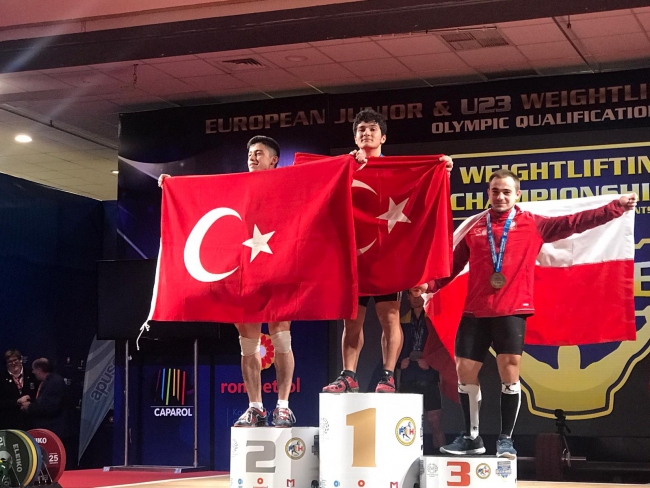 Romanya'nın ev sahipliği yaptığı Gençler ve 23 Yaş Altı Avrupa Halter Şampiyonası'nda 73 kiloda Muhammet Furkan Özbek (ortada), iki Avrupa rekoru kırarak altın madalya kazandı. Aynı kiloda mücadele eden Batuhan Yüksel (solda) de Avrupa üçüncüsü oldu ve bronz madalyayı kazandı.