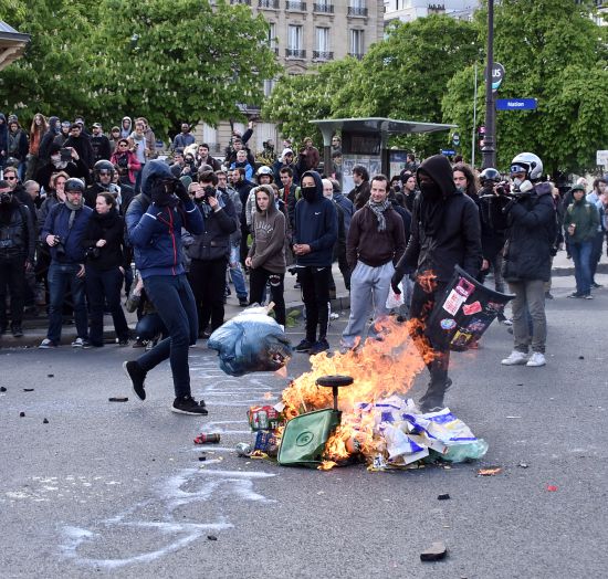 Fransa polisi göstericilerle başa çıkamadı