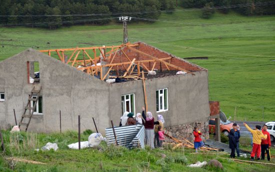Hortum Sarıkamış'ta evlerin çatılarını uçurdu
