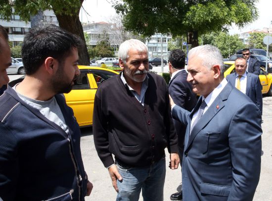 Başbakan Yıldırım'dan taksi durağına ziyaret