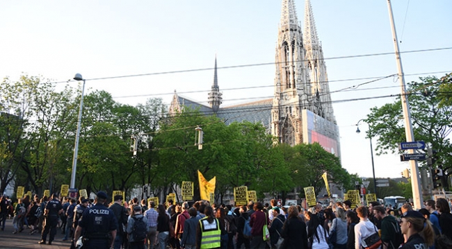 Avusturya’da ırkçı İçişleri Bakanı Kickl protesto edildi