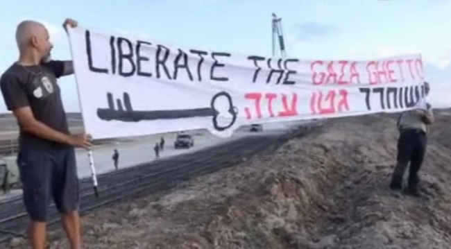 İsrailli aktivistler Gazze sınırında Filistin bayrağı taşıdı