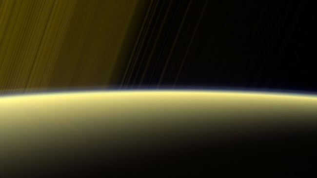 Satürn'ün atmosferine teğet geçti
