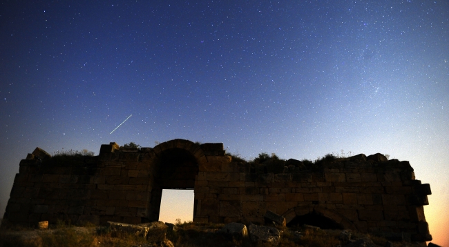 Perseid meteor yağmuru antik kentten görüntülendi