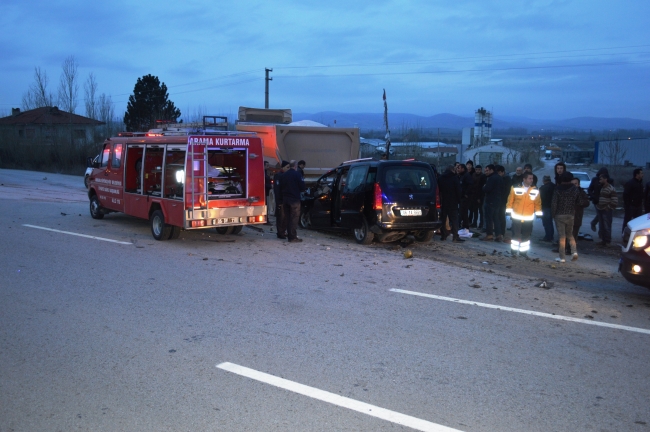 Ankara'da hafif ticari araç tıra çarptı: 4 ölü,1 yaralı