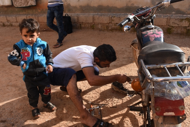 Suriye'deki savaştan kaçan aileler hayata tutunmaya çalışıyor
