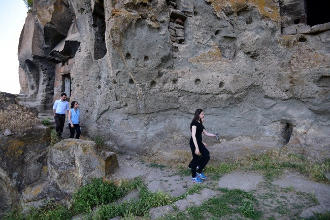 Bitlis'teki mağara evler turizme kazandırılıyor