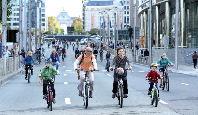 Brüksel'de cadde ve sokaklar yayalar ve bisikletlilere kaldı
