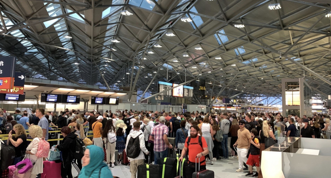 Avrupa ve ABD'de havalimanlarında kaos yaşanıyor