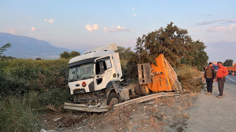 Denizli'de kum yüklü kamyon yolcu otobüsüne çarptı: 6 ölü, 42 yaralı