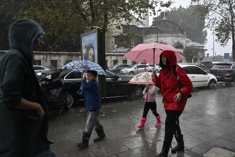 İstanbul'un birçok ilçesinde sağanak aralıklarla etkisini sürdürüyor