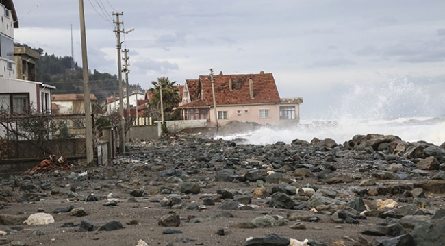 Dev dalgalar yerleşim birimlerine zarar verdi