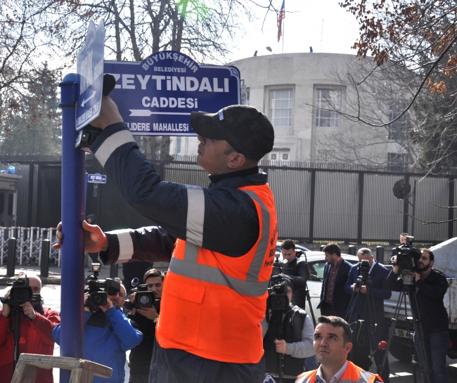 ABD Büyükelçiliği önündeki caddeye "Zeytin Dalı" tabelası asıldı
