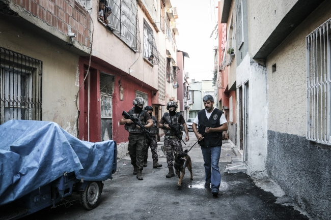 Adana'da uyuşturucu tacirlerine şafak operasyonu