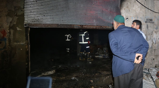 Adana'da hurda deposu alev alev yandı