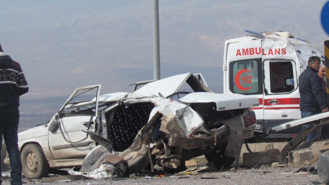 Ambulansla otomobil çarpıştı: 2 ölü, 5 yaralı