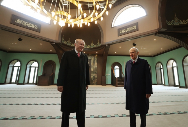 Cumhurbaşkanı Recep Tayyip Erdoğan ile MHP Genel Başkanı Devlet Bahçeli, törenle halka açılacak Demokrasi ve Özgürlükler Adası'na yapılan camiyi gezdi.
