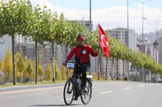 Darbe girişimine tepki için Almanya'dan bisikletle Ankara'ya geldi