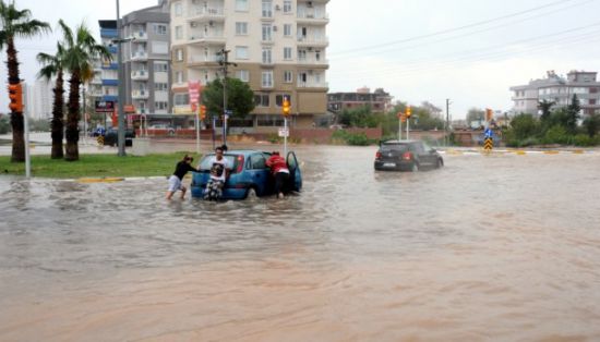 İstanbul ve İzmir'i su bastı