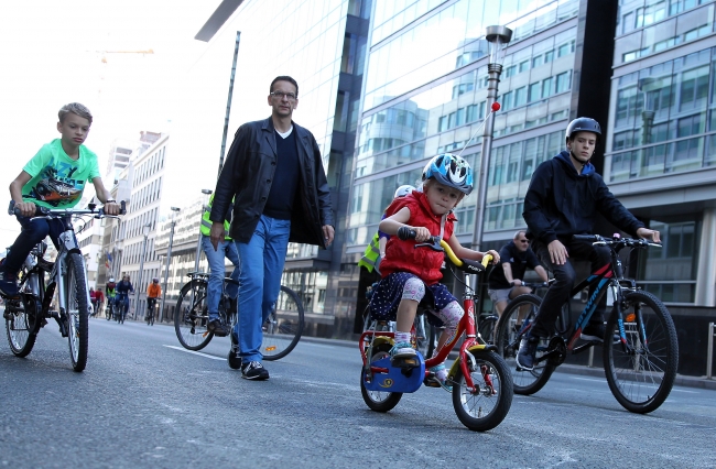 Brüksel'de cadde ve sokaklar yayalar ve bisikletlilere kaldı