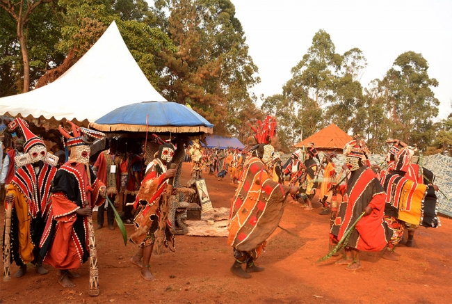 Kamerun'da Geleneksel Dans Festivali