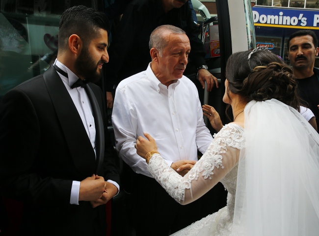 Cumhurbaşkanı Erdoğan Samsun mitinginin ardından yeni evlenen bir çifti tebrik etti