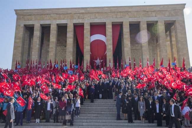 Milli Eğitim Bakanı Yılmaz öğrencilerle Anıtkabir'i ziyaret etti