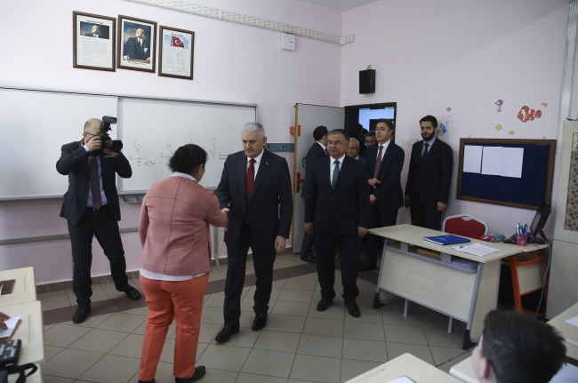 Başbakan Yıldırım, görme engelli öğrencileri ziyaret etti
