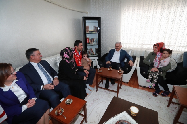 Başbakan Yıldırım'dan şehit ailesine taziye ziyareti