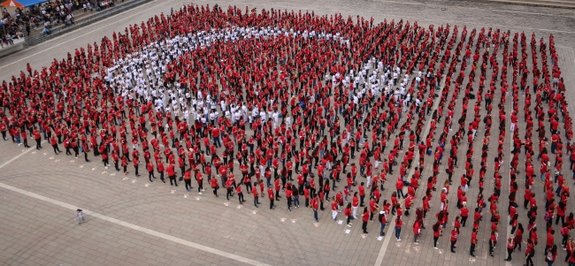 Bin 923 kişiden Türk bayrağı koreografisi